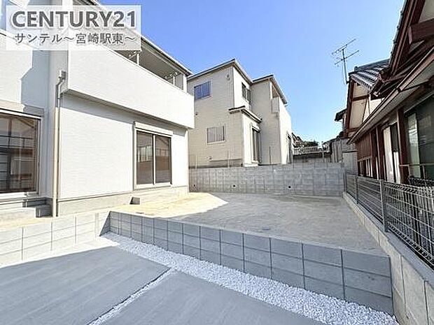 お休みの日は、お庭でガーデニングやDIYなどの趣味に没頭したり、ご家族でバーベキューをしたりと、自由に使える素敵なスペースです♪