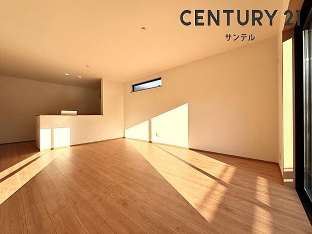 (同仕様写真)リビング約18帖※モデル写真でございます。色や配置の相違がある場合がございます。開放感のあるリビング♪お部屋全体が明るく、清潔感のある家族団らんのスペースです(^^♪