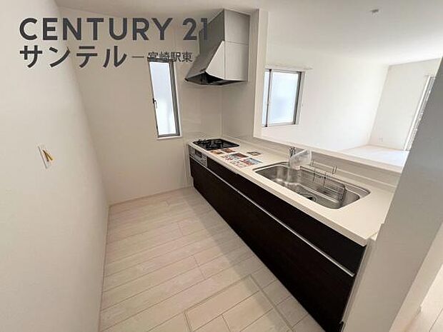 同仕様写真(キッチン)人気のカウンターキッチンです。※同タイプのモデル写真でございます。色や配置の相違がある場合がございます。