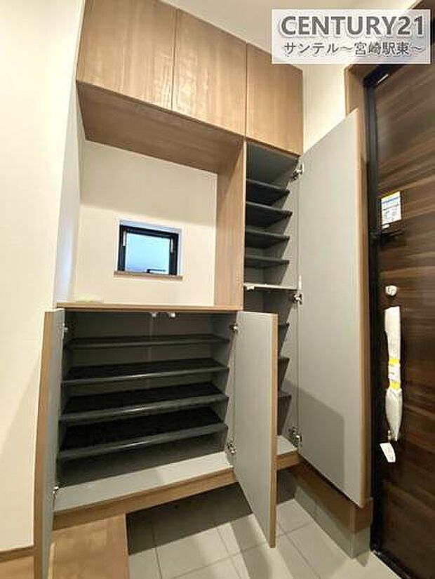 (同仕様写真)玄関 シューズボックスがあり、玄関を綺麗に整頓出来ます。※同タイプのモデル写真でございます。色や配置の相違がある場合がございます。