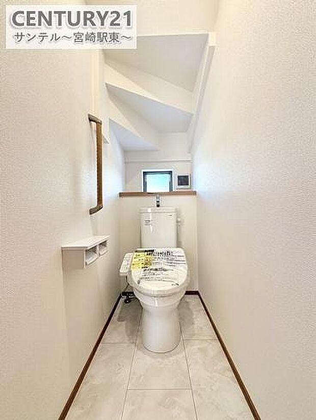 小窓付きの、明るい空間の一階トイレです！小窓もあるので換気もできます♪1階、2階それぞれに完備！