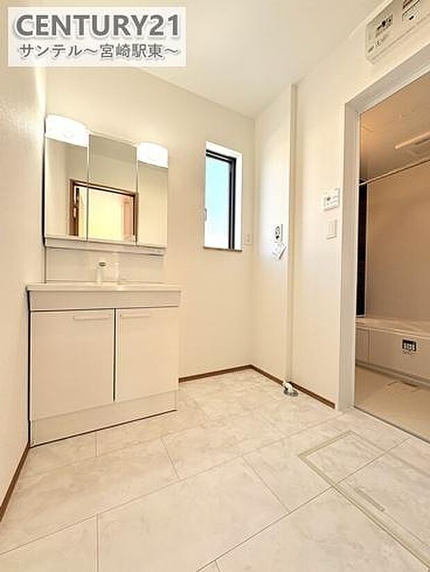 三面鏡付きの洗面化粧台は大きめのサイズ♪化粧台の下部収納のほか、三面鏡の裏にも収納ができ、細かなアイテムもすっきり整理できます。