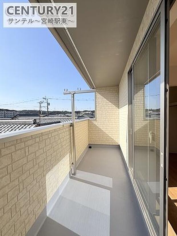 ぽかぽかした天気の良い日はバルコニーで洗濯物を外で干すことが出来ます♪インナーバルコニータイプの為、突然の雨から洗濯物を守ってくれます(^^♪