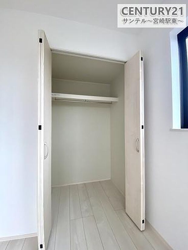 (同仕様写真)収納成長に合わせて使える収納付き子供部屋。衣類や学用品の整理がしやすく、片付け習慣も身につきます。