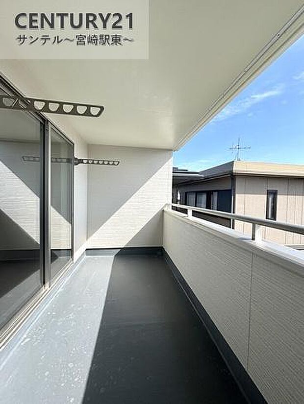 (同仕様写真)急な雨でも安心のインナーバルコニーです。