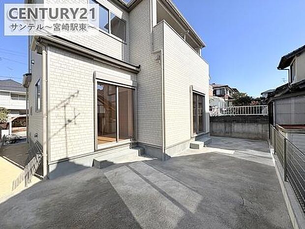 お休みの日は、お庭でガーデニングやDIYなどの趣味に没頭したり、ご家族でバーベキューをしたりと、自由に使える素敵なスペースです♪