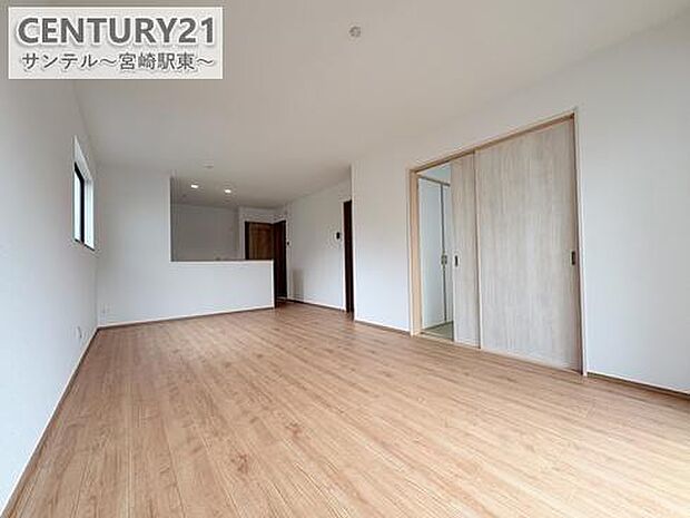 【リビング約16.75帖】開放感のあるリビング♪お部屋全体が明るく、清潔感のある家族団らんのスペースです(^^♪