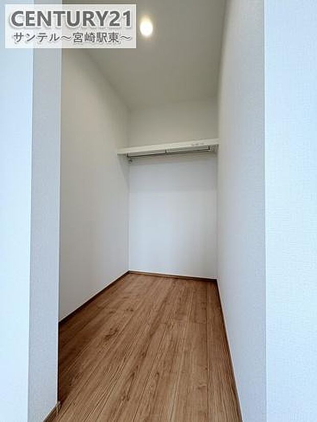 大容量のウォークインクローゼットです!お洋服などを入れても十分な収納量♪