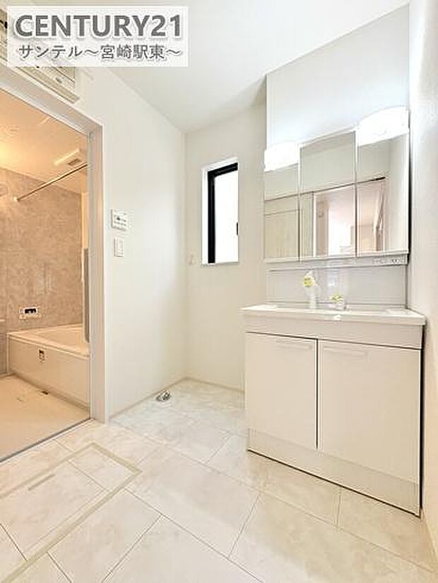 三面鏡付きの洗面化粧台は収納力もたっぷりで、細かなアイテムもすっきり整理できます。