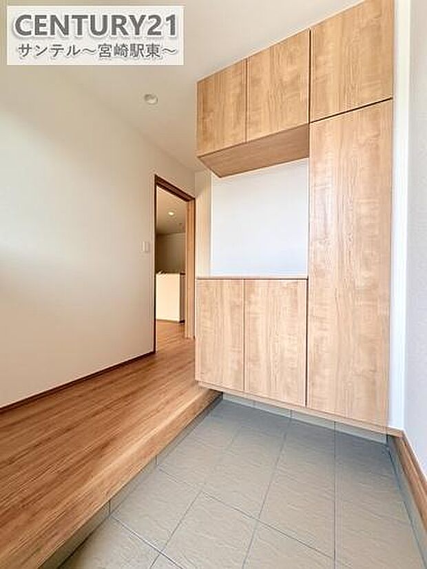 ご新居への出入り口になる明るい玄関には、たくさんの靴を収納できるシューズボックスが付いております♪いつも清潔感のあるすっきりとした玄関スペースを確保できますよ♪