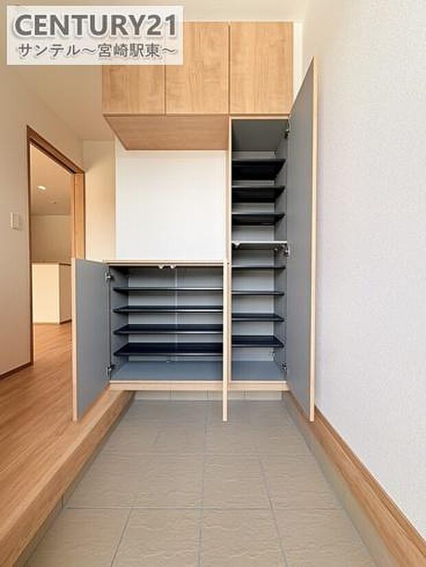 シューズボックス付きで、家族全員の靴もすっきり収納。玄関まわりが片づきやすく、いつでも気持ちよくお客様を迎えられます。