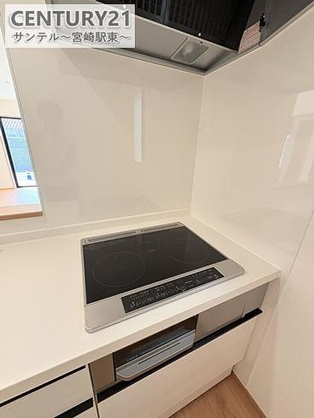 IHクッキングヒーター3口コンロ、グリル付です。