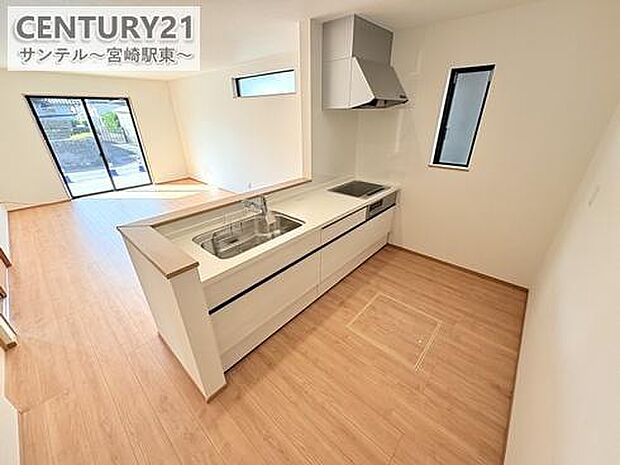 カウンターキッチンからリビングにいるご家族やお子様の様子が見えるので、コミュニケーションがとりながら、ご家族の大切な時間を共有できるキッチンです♪