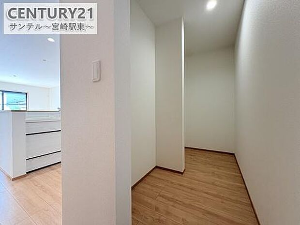 食品や日用品のストックに便利なパントリー付き。キッチン周りがすっきり片付き、家事がはかどります。