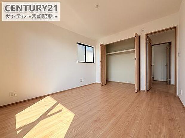 7帖の寝室です♪大きな寝具などを置いてもゆとりのありデスクなどを置いたりして趣味なども楽しめます♪しっかり日が差し込みますので気持ちの良い目覚めができる素敵な寝室になります♪