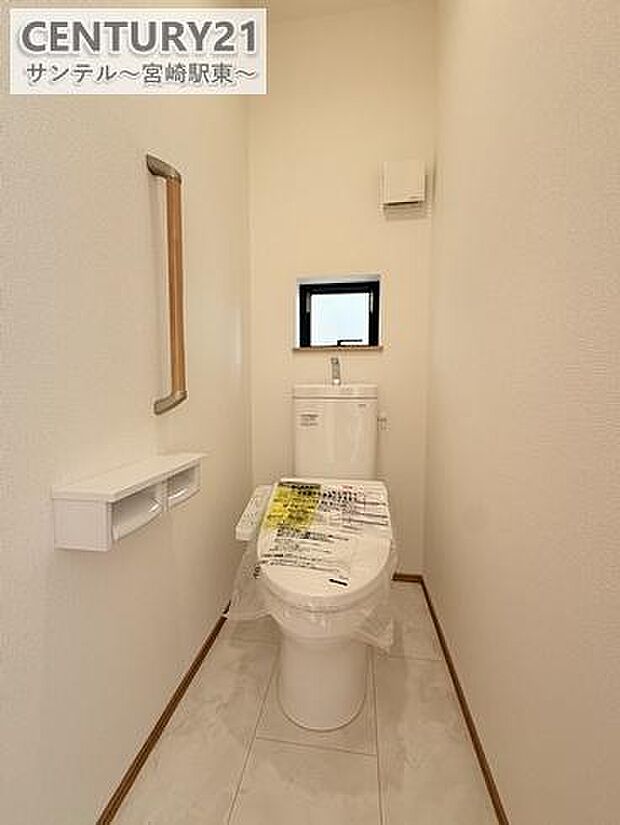 温水洗浄暖房便座でございます(^^♪また、換気のできる小窓付きです♪トイレは2ヵ所完備しておりますので使用タイミングが被っても安心です!