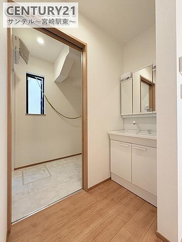 脱衣スペースです!物入れ収納も完備している為、タオルや下着類を収納できます!洗面台と脱衣スペースが独立している為、洗面化粧台を使用中であっても気にせず浴室に出入りが可能です!