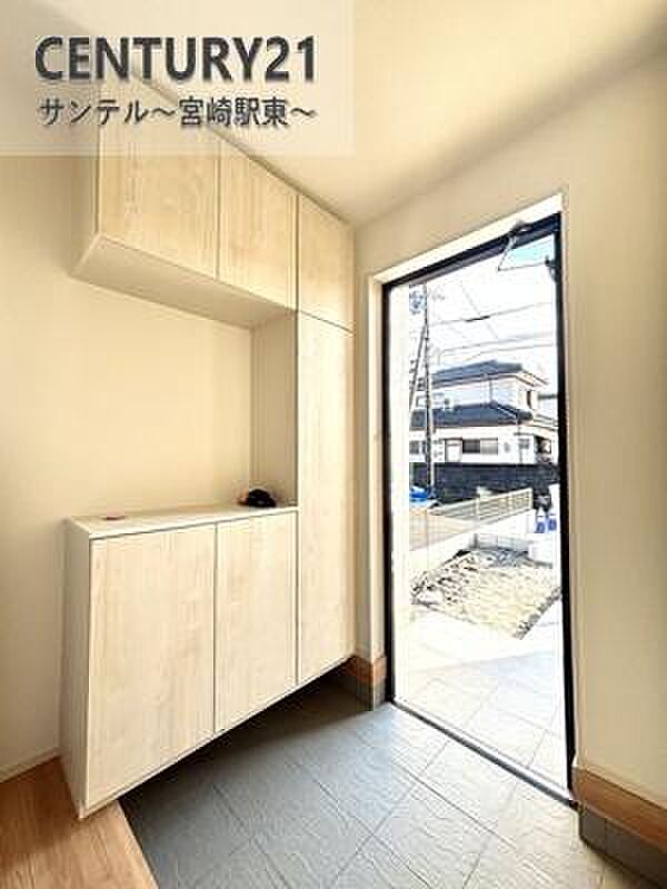 明るい玄関(^^♪容量にも余裕のあるシューズボックス完備しております!