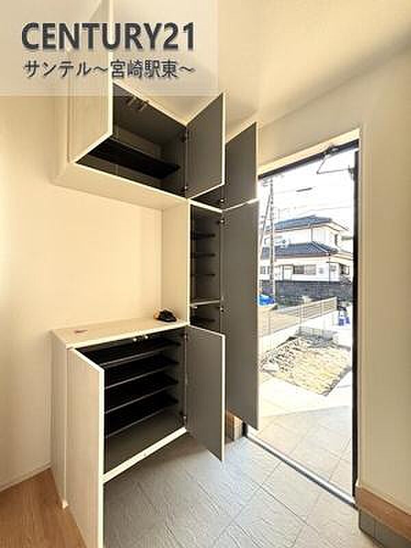 シューズボックス付きで、家族全員の靴もすっきり収納。玄関まわりが片づきやすく、いつでも気持ちよくお客様を迎えられます。