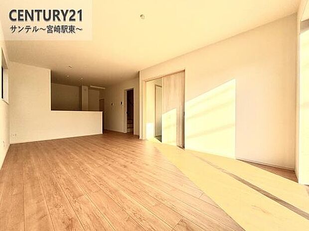 17帖の広々としたリビング♪カウンターキッチンからリビングにいるご家族やお子様の様子が見えるので、コミュニケーションがとりながら、ご家族の大切な時間を共有できるリビングスペースです♪