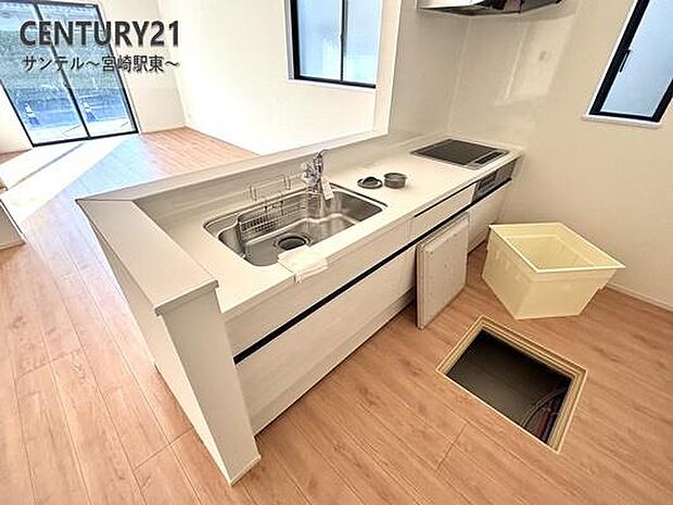 カウンターキッチンからリビングにいるご家族やお子様の様子が見えます♪ご家族の大切な時間を共有できるキッチンです♪