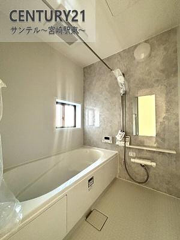 1日の疲れもゆっくり取ることのできる広々とした1坪タイプのシステムバス♪浴室乾燥、涼風、暖房、換気システムが付いておりますので、快適なバスタイムを過ごせます♪