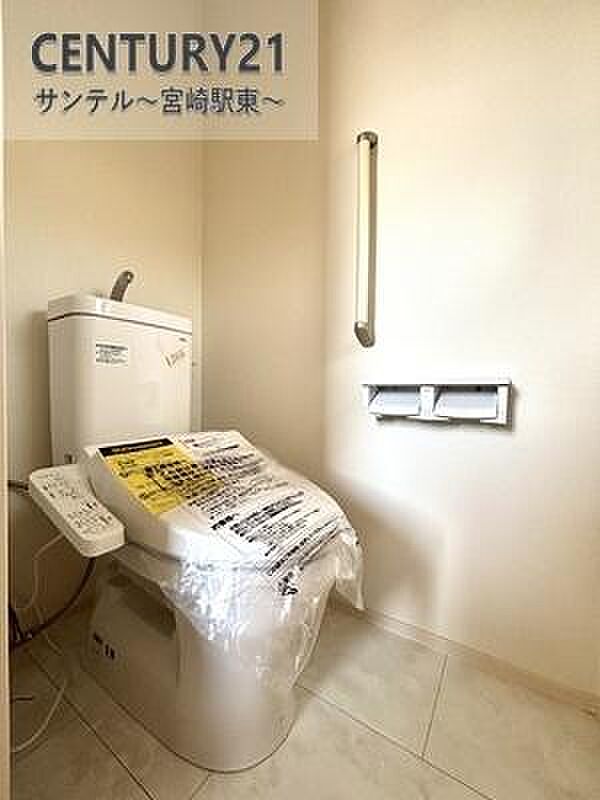 換気できる小窓や収納がついた温水洗浄機能付きのトイレです♪