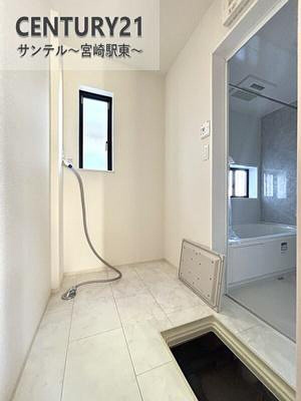 ゆとりある脱衣スペースで家族の入浴時間も快適。収納を設ければタオルや洗濯動線もスッキリ整います。