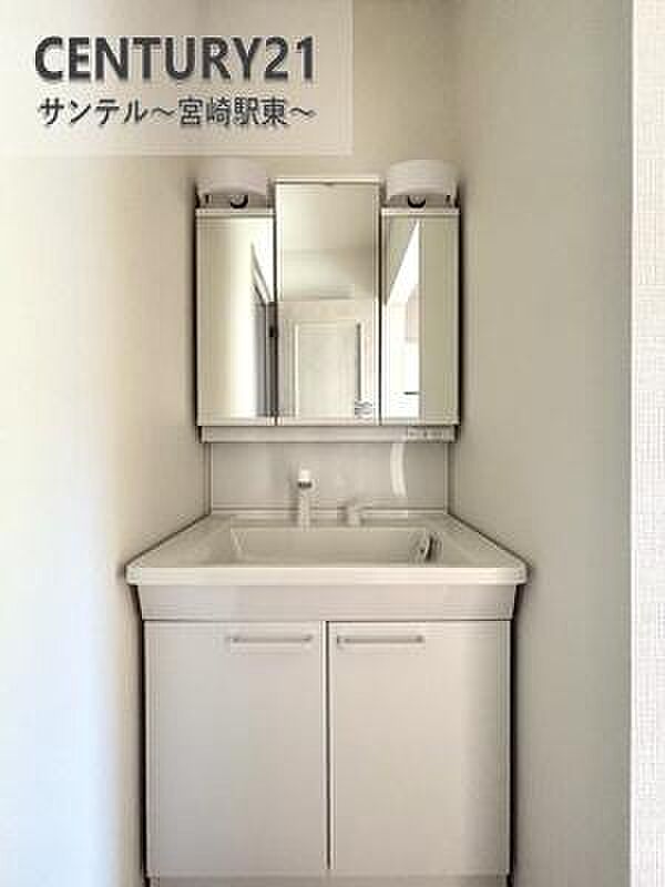 窓の付いた清潔感のあるシンプルな洗面脱衣所♪洗面台は、三面鏡の裏も収納スペースが付いており、シャワーヘッド付き!