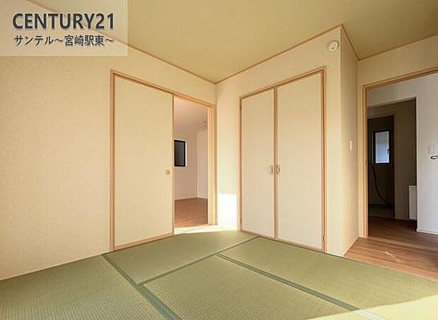 5帖の和室です♪リビング横に和室があることで和と洋の雰囲気を味わえ素敵な空間を演出でき、お子様の遊び部屋や客間としても利用できます♪