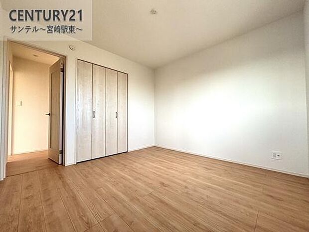 各居室にクローゼット付きで、家族それぞれの荷物もすっきり収納。日々の整理整頓がしやすく、暮らしやすい間取りです。