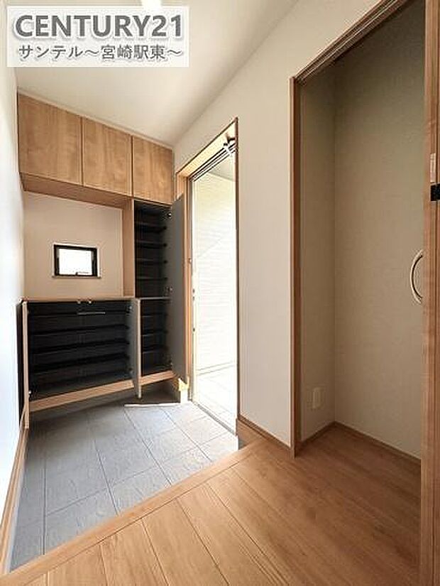 大容量のシューズボックス付きで、玄関まわりがいつもきれいに。ご家族の靴もしっかり収納できます。