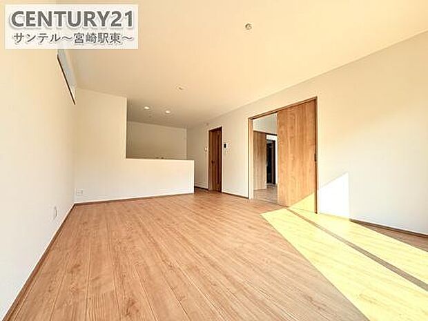 リビング約16帖開放感のあるリビング♪お部屋全体が明るく、清潔感のある家族団らんのスペースです(^^♪