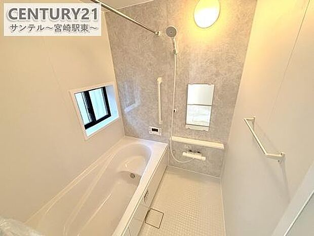 1日の疲れもゆっくり取ることのできる広々とした1坪タイプのシステムバス♪浴室乾燥、涼風、暖房、換気システムが付いておりますので、快適なバスタイムを過ごせます♪