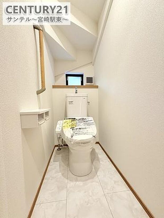 換気できる小窓付きのトイレです!温水洗浄暖房便座でございます(^^♪