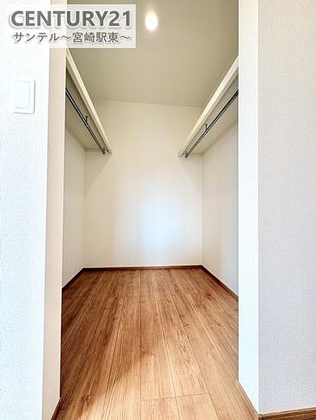 大容量のウォークインクローゼットです!お洋服などを入れても十分な収納量♪