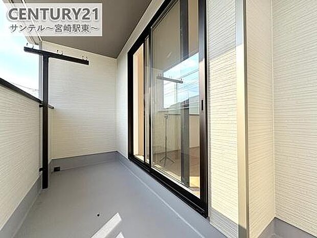 インナーバルコニーで雨の日も安心。洗濯物干しや趣味のスペースとして快適に使えます。