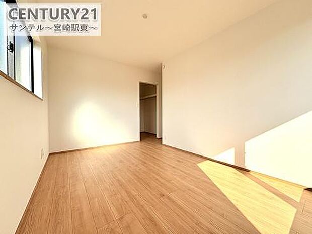 主寝室にいかがでしょうか♪風通し良好です(^^♪大容量のウォークインクローゼットも完備しております!