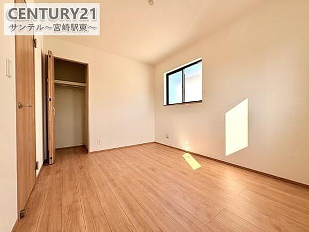 各居室にクローゼット付きで、家族それぞれの荷物もすっきり収納。日々の整理整頓がしやすく、暮らしやすい間取りです。