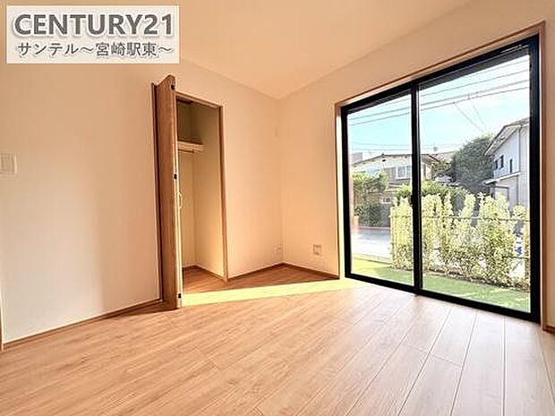 リビング横の洋室です!収納力のあるクローゼット付き♪来客時には客間にいかがでしょうか(^^♪