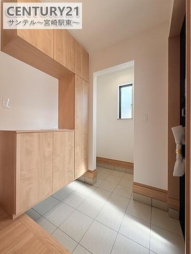 シューズボックスとシューズインクローゼット付の玄関です。玄関収納がしっかり確保されているので整頓が出来て綺麗に整頓ができるような玄関です。