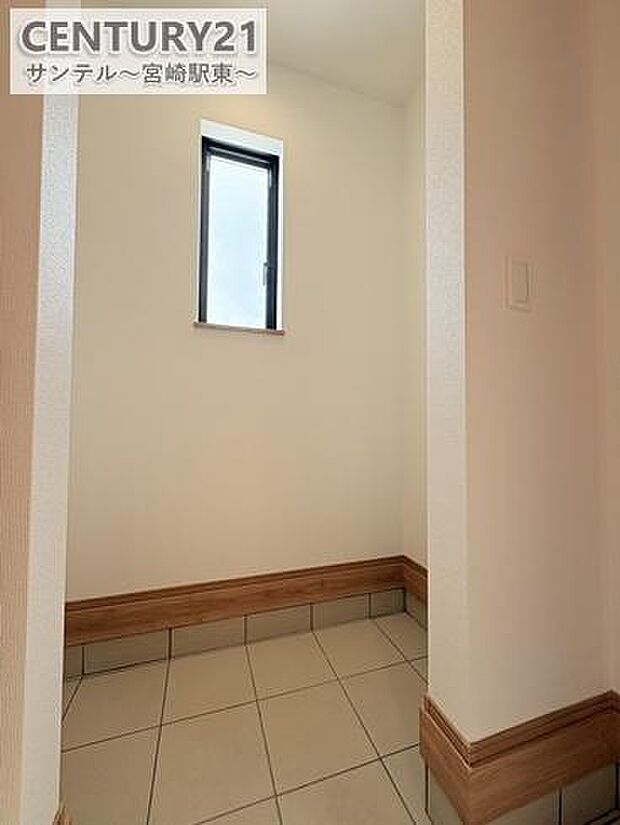 収納力の高いシューズインクローゼット付きで、靴や傘、アウトドア用品までスッキリ。ゆとりある玄関ホールが来客時も快適です。