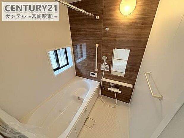 足を伸ばして毎日の疲れを癒せる広々1坪タイプです。半身浴もでき、ゆっくりと寛げます。お子様と一緒でも快適に入浴が出来ますね。