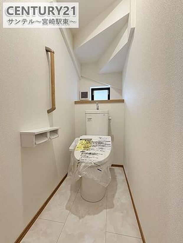 換気できる小窓がございます。温水洗浄機能付きのトイレは便座カバーを取り付けなくても温かく、汚れた時もサッと拭けて衛生的に使用していただけます。