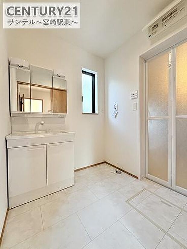 三面鏡付きの洗面化粧台は収納力もたっぷりで、細かなアイテムもすっきり整理できます。