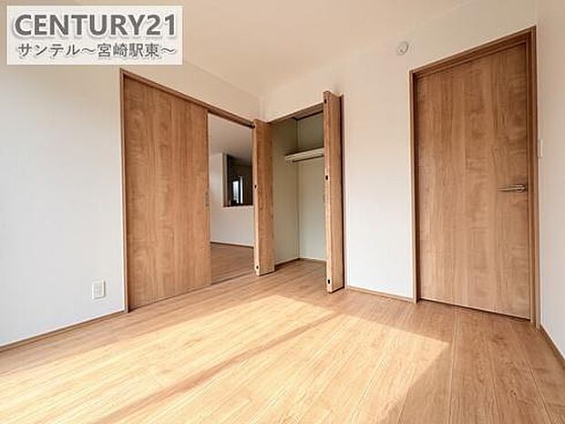 リビング横の洋室です!大容量の収納力のあるクローゼット付き♪