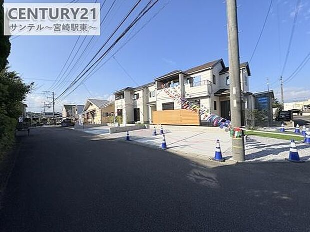 前面道路です♪B号棟角地となっております。