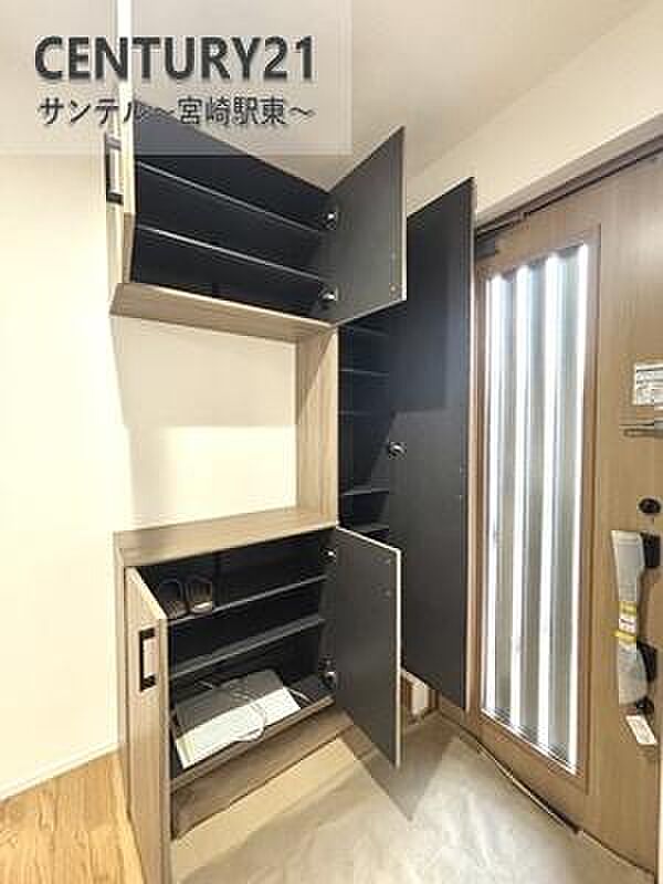 大きなシューズボックス付きで、家族みんなのシューズを収納出来ます。