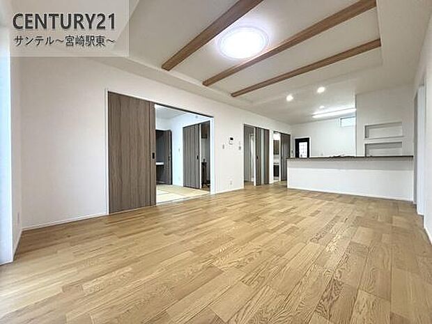 18帖の広々としたリビング♪カウンターキッチンからリビングにいるご家族やお子様の様子が見えるので、コミュニケーションがとりながら、ご家族の大切な時間を共有できるリビングスペースです♪