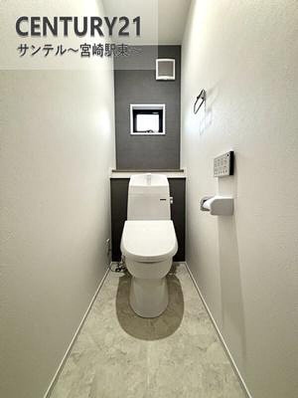 換気できる小窓や収納がついた温水洗浄機能付きのトイレです♪